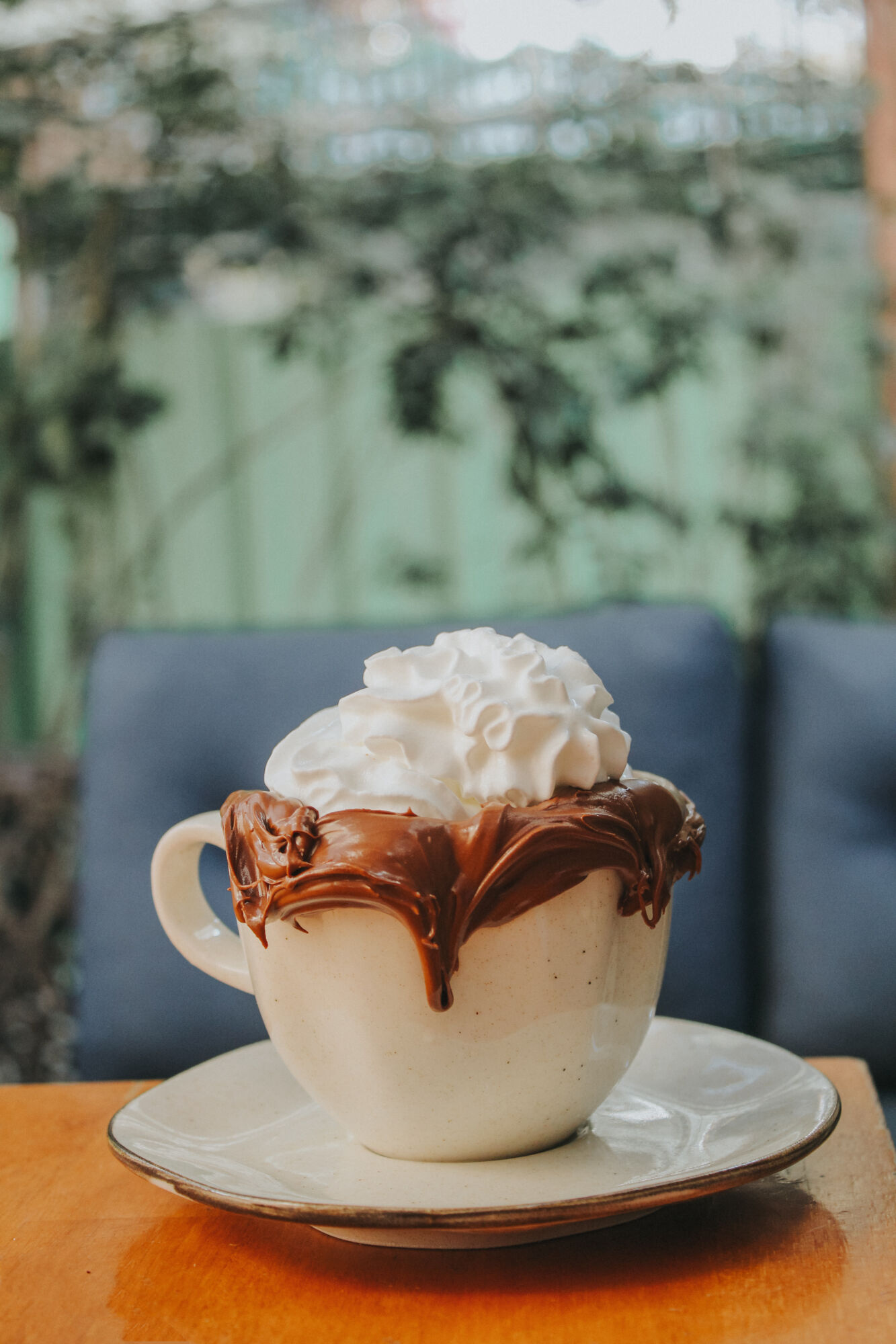 Café especial com leite e trufas